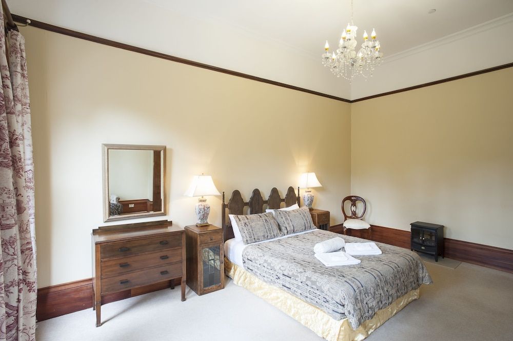 Spacious Single Room, Shared Bathroom