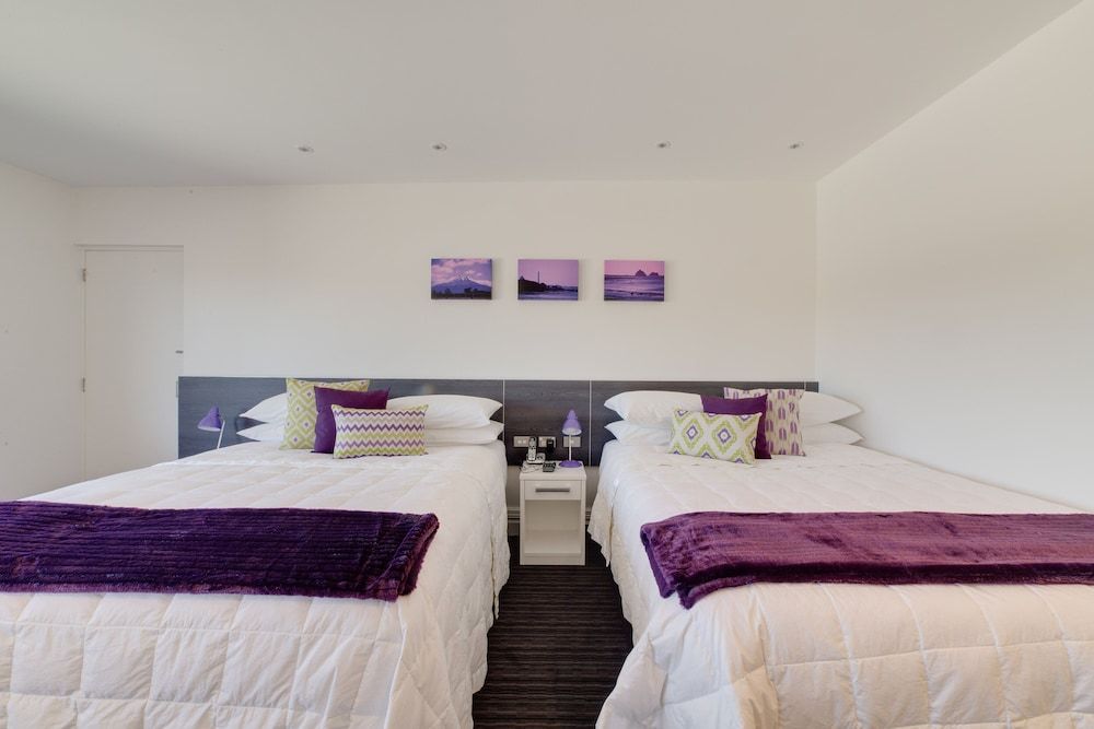 The Devon Hotel A Heritage Hotel Deluxe Twin Studio with 2 Queen Beds 3