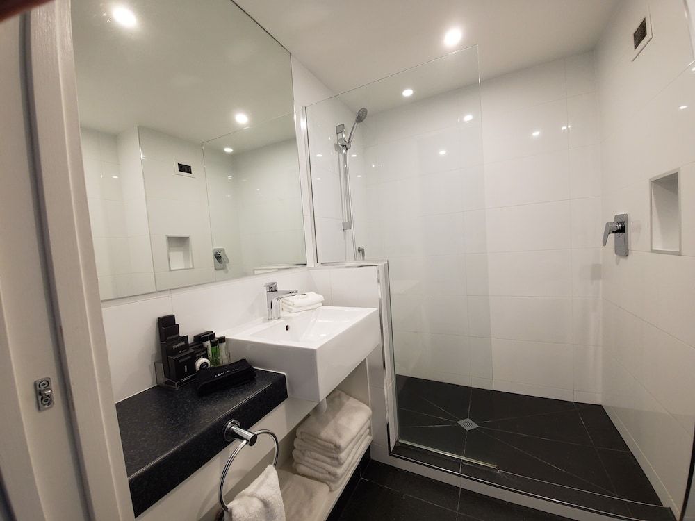 The Devon Hotel A Heritage Hotel Deluxe Twin Studio with 2 Queen Beds 8