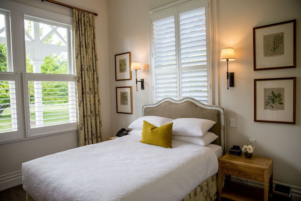 Classic Room, 1 Queen Bed, Non Smoking, Garden View