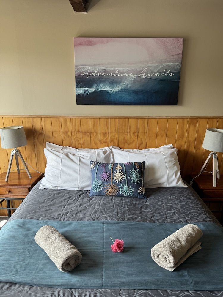 Adventure Lodge & Motel Economy Double Room, Shared Bathroom