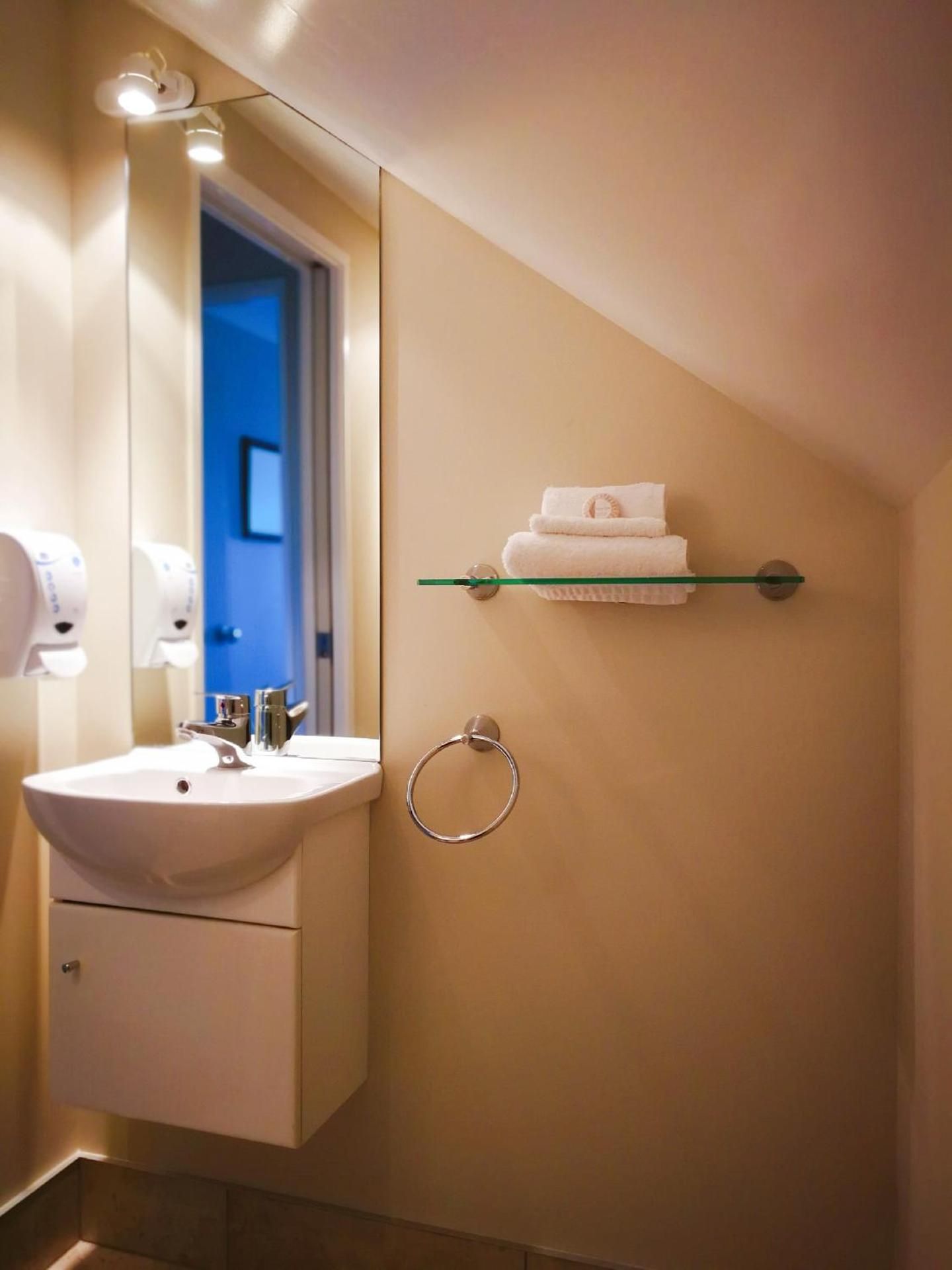 Le Chalet Suisse Motel Apartments Premier 2-Bedroom Apartment 2