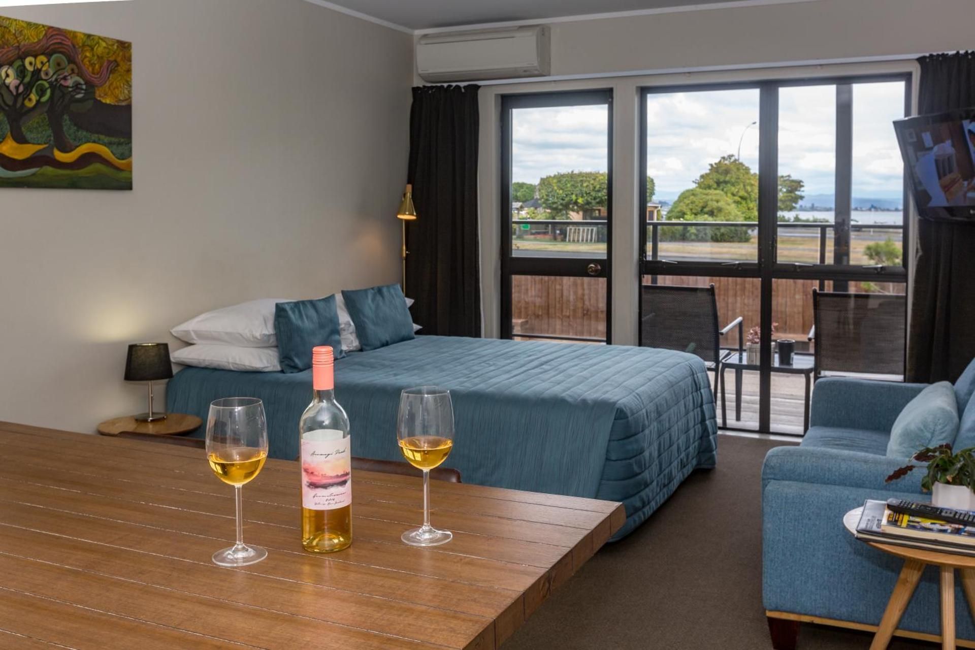 Le Chalet Suisse Motel Apartments Deluxe 1 Bedroom Apartment 2