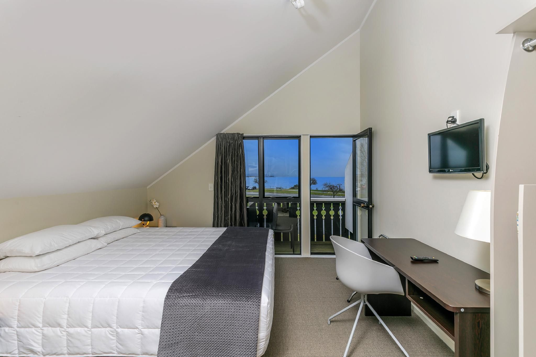 Le Chalet Suisse Motel Apartments Premier 2-Bedroom Apartment