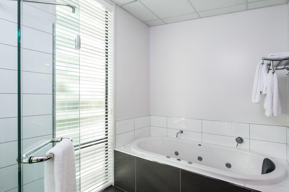 One88 On Commerce Two Bedroom Spa Suite 8