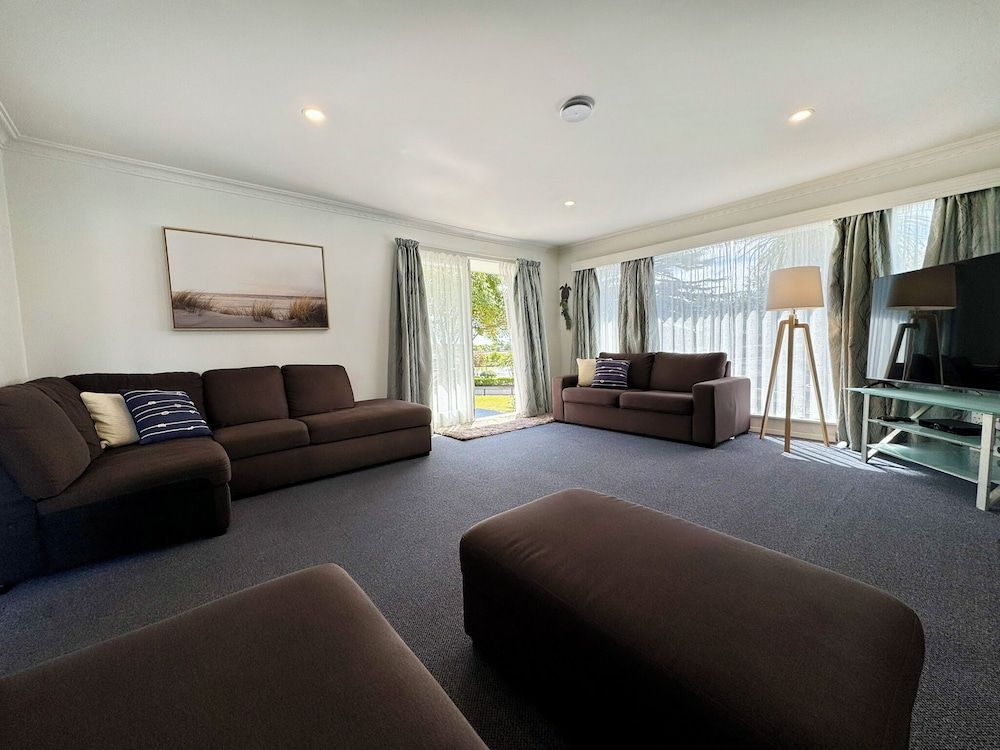 Tahuna Beach Holiday Park Park House, 4 Bedrooms (2 Queen and 5 Single) 6