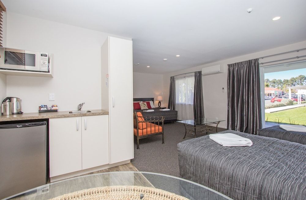Greyfriars Motel Family Studio, Multiple Beds, Kitchenette 10