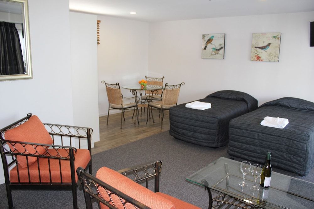 Greyfriars Motel Family Studio, Multiple Beds, Kitchenette 6