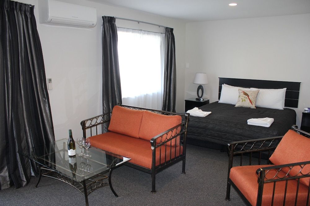 Greyfriars Motel Family Studio, Multiple Beds, Kitchenette 9