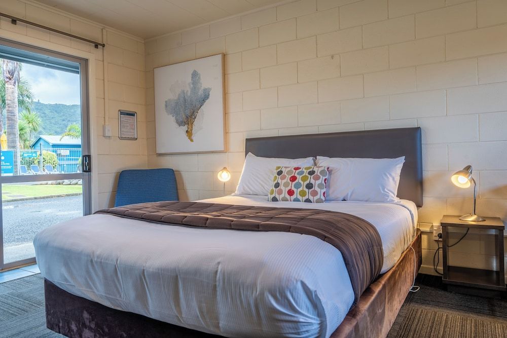 Deluxe Motel Family