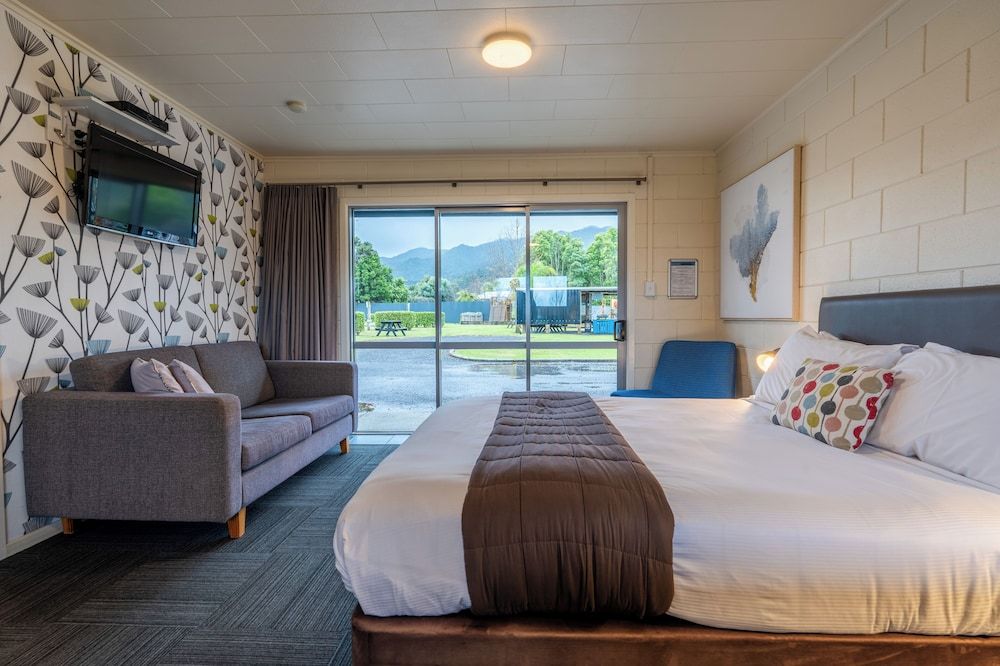 Deluxe Motel Family