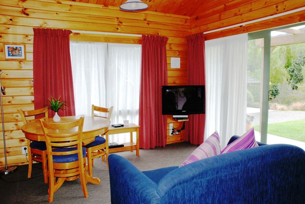 The Chalets Motel One Bedroom Spa Chalet (Queen) 3