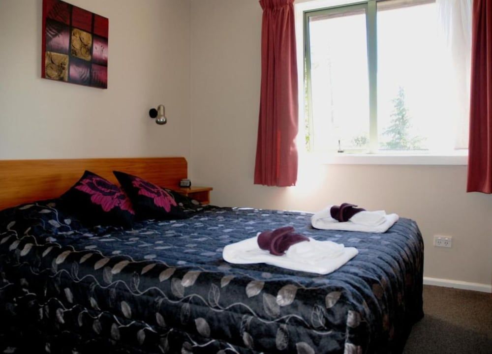 The Chalets Motel One Bedroom Chalet (Queen) 2