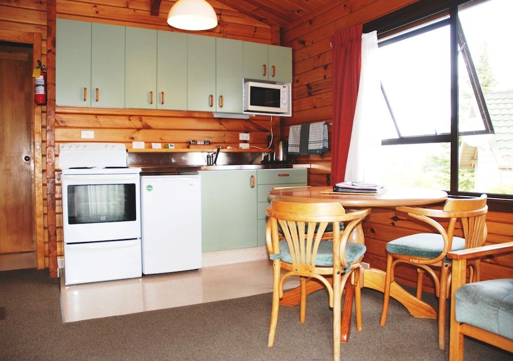 The Chalets Motel Two Bedroom Chalet (Sleeps 4) 5