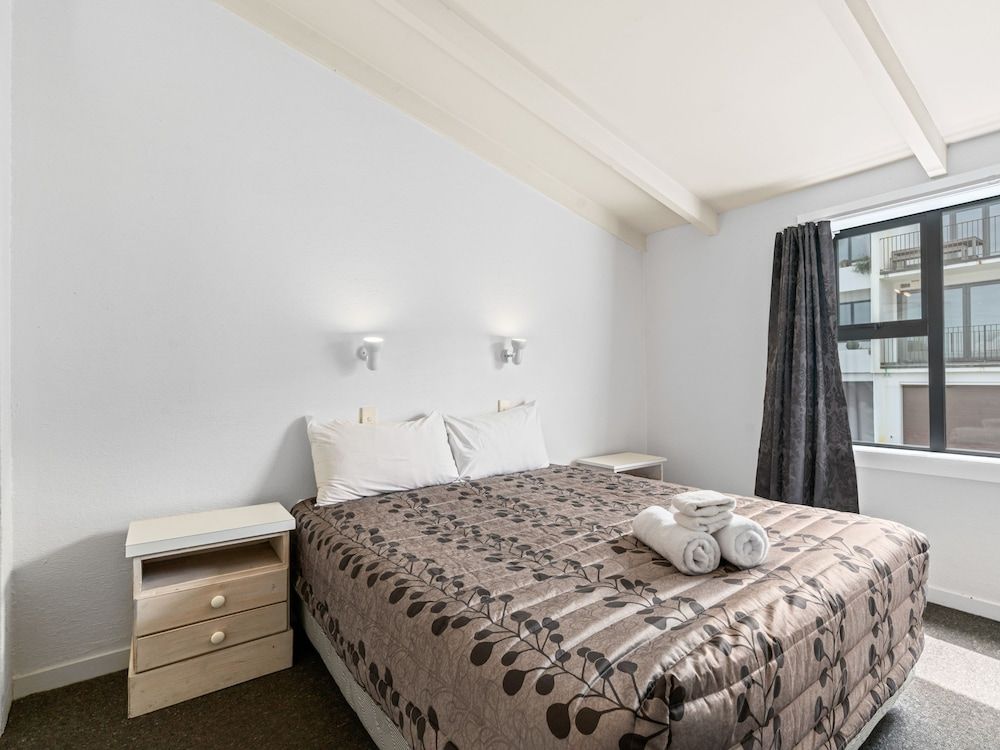 Deluxe One Bedroom Apartment Lakeview