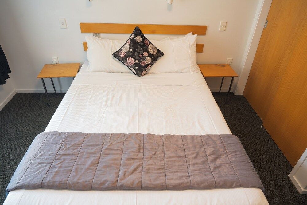 Victoria Court Motor Lodge Apartment, 2 Bedrooms (1 Queen and 2 Single beds) 3