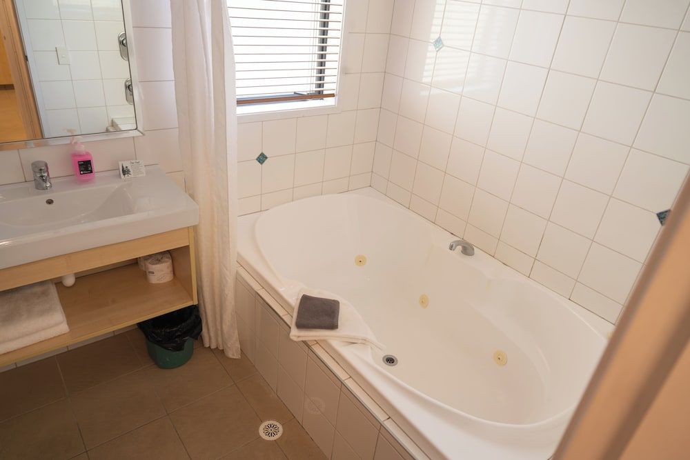 Victoria Court Motor Lodge Apartment, 2 Bedrooms (1 Queen and 2 Single beds) 5