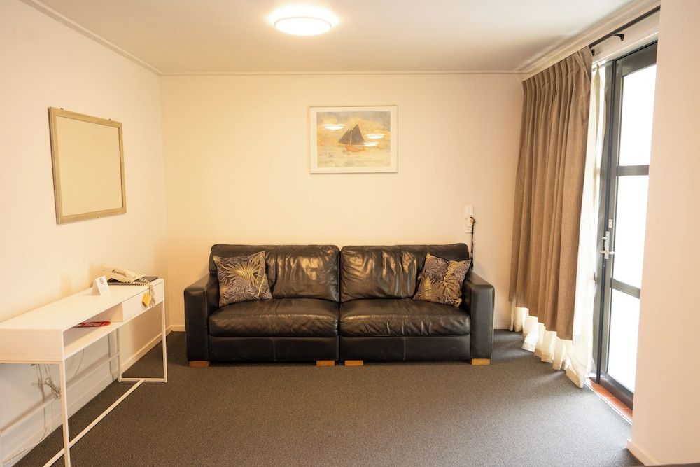 Victoria Court Motor Lodge Apartment, 2 Bedrooms (1 Queen and 2 Single beds)