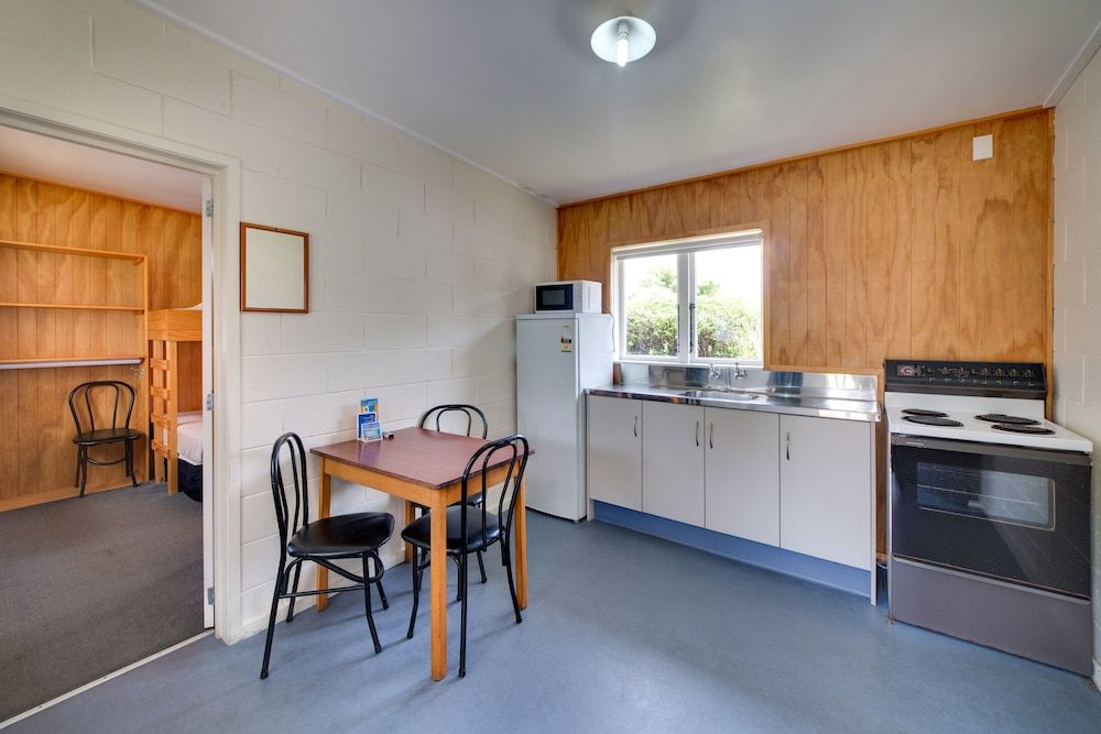 Wellington TOP 10 Holiday Park Kitchen Cabin - 5 Berth 4