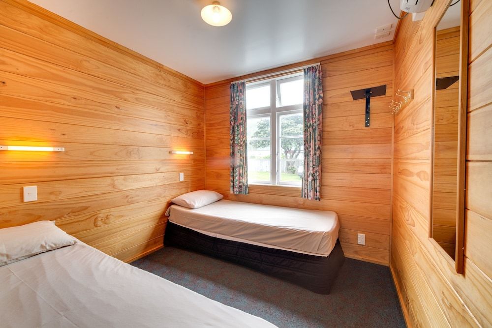 Wellington TOP 10 Holiday Park Kitchen Cabin - 2 Berth 2