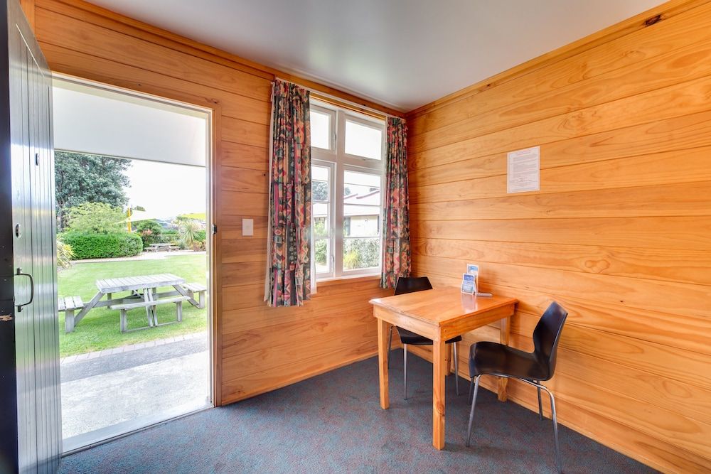 Wellington TOP 10 Holiday Park Kitchen Cabin - 2 Berth 3