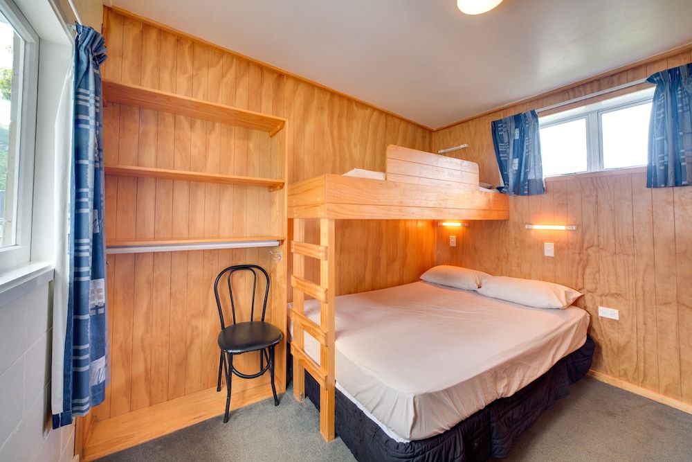 Wellington TOP 10 Holiday Park Kitchen Cabin - 5 Berth