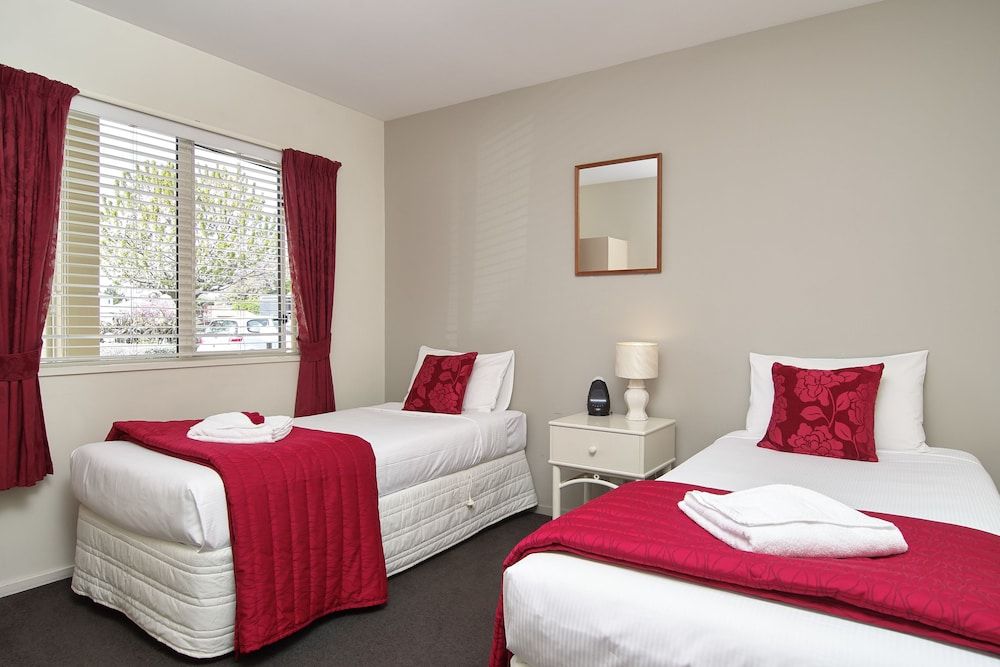 Standard Suite, 2 Bedrooms, Non Smoking, Kitchen (Unit - 1 queen, 2 single, 1 rollaway)