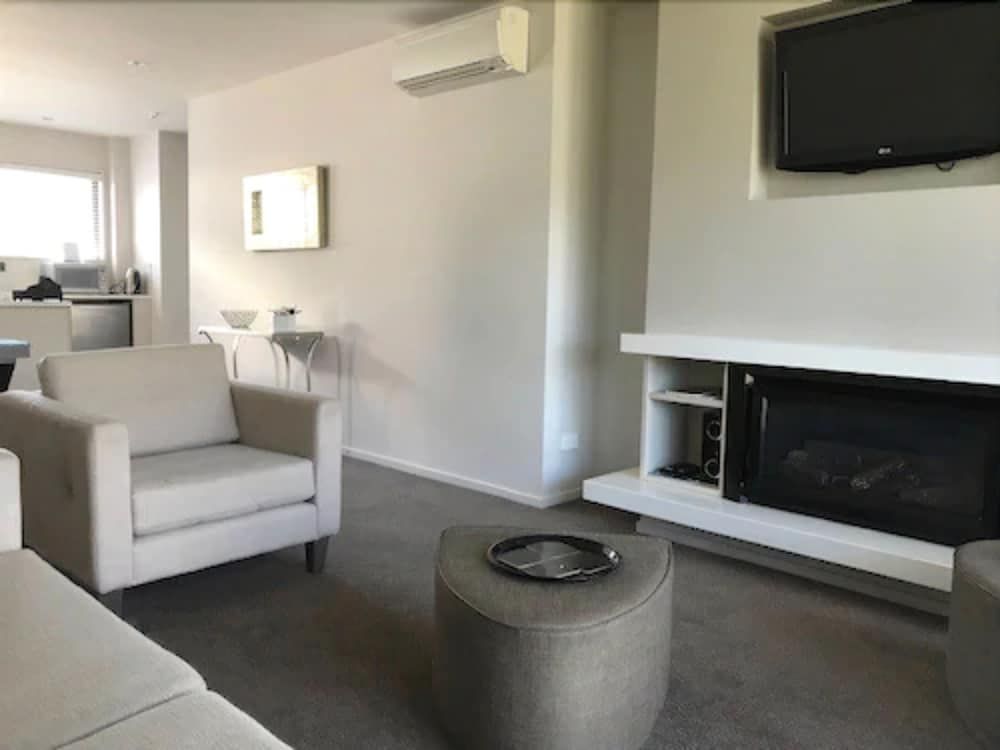 The St James Mt Isobel Suite 4