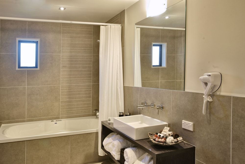 The St James Mt Isobel Suite 3