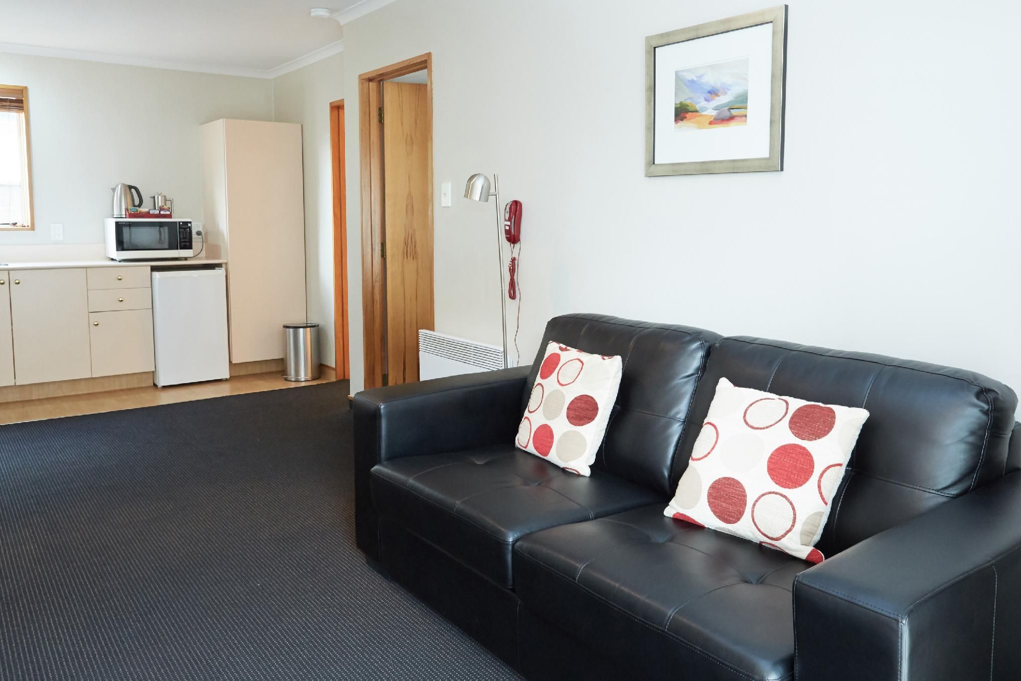 Admiral Court Motel & Apartments One Bedroom Queen 2