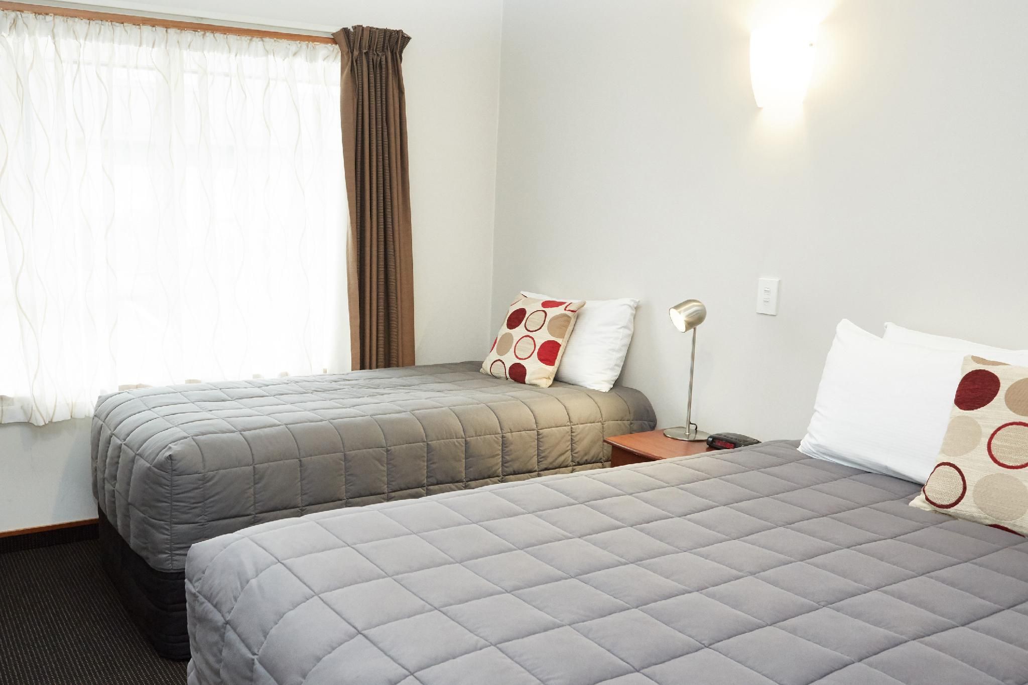 Admiral Court Motel & Apartments One Bedroom Queen