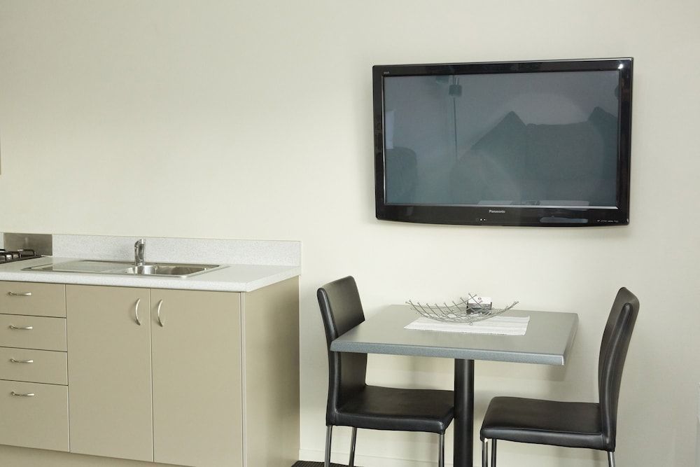 Admiral Court Motel & Apartments Deluxe Room, 1 Bedroom, Non Smoking, Kitchenette (One  Bedroom Deluxe) 6