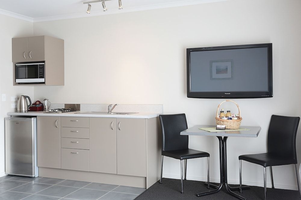 Admiral Court Motel & Apartments Deluxe Room, 1 Bedroom, Non Smoking, Kitchenette (One  Bedroom Deluxe) 5
