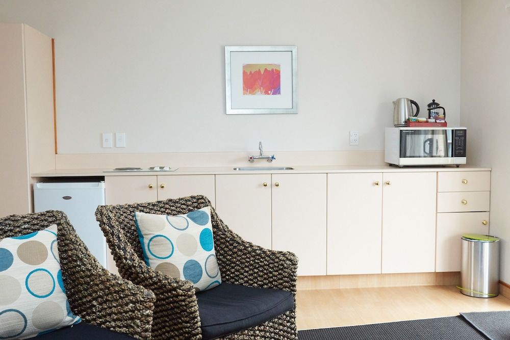 Admiral Court Motel & Apartments Standard Room, 1 Bedroom, Non Smoking, Kitchenette (King Bed) 4