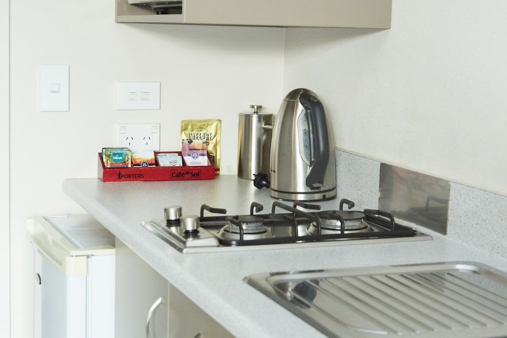 Admiral Court Motel & Apartments Deluxe Room, 1 Bedroom, Non Smoking, Kitchenette (One  Bedroom Deluxe) 4