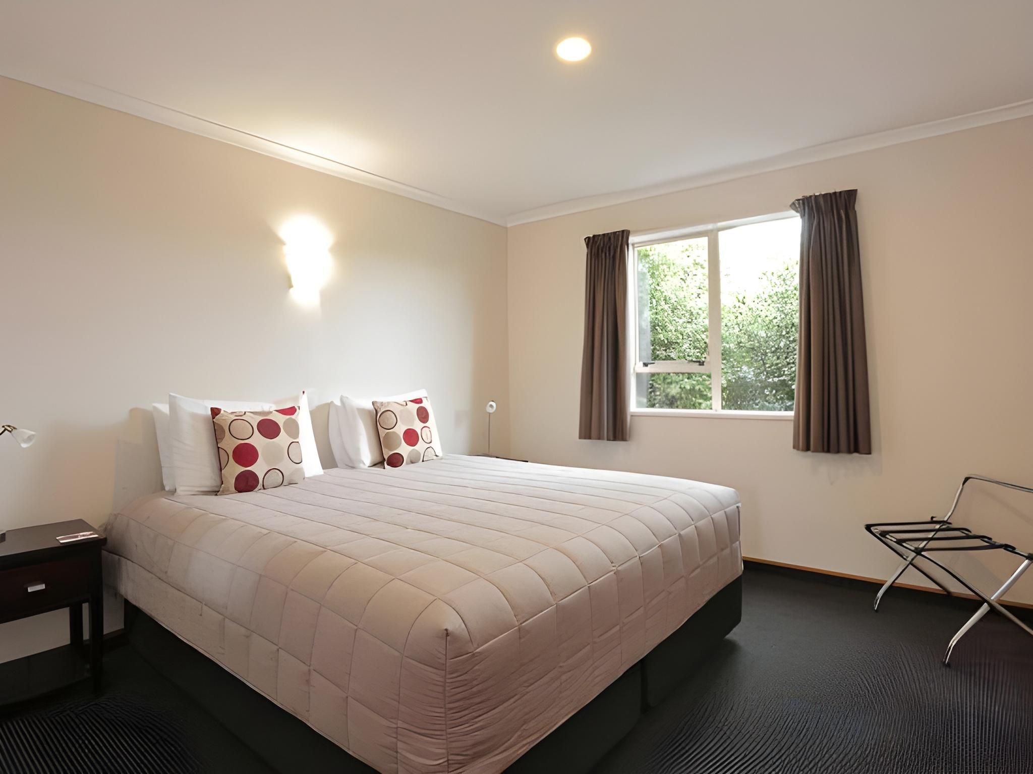 One-Bedroom Apartment King