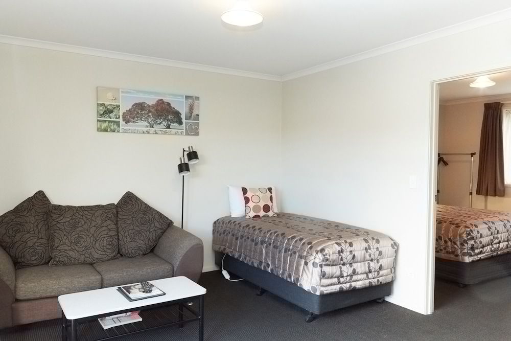 Admiral Court Motel & Apartments Deluxe Room, 1 Bedroom, Non Smoking, Kitchenette (One  Bedroom Deluxe) 2