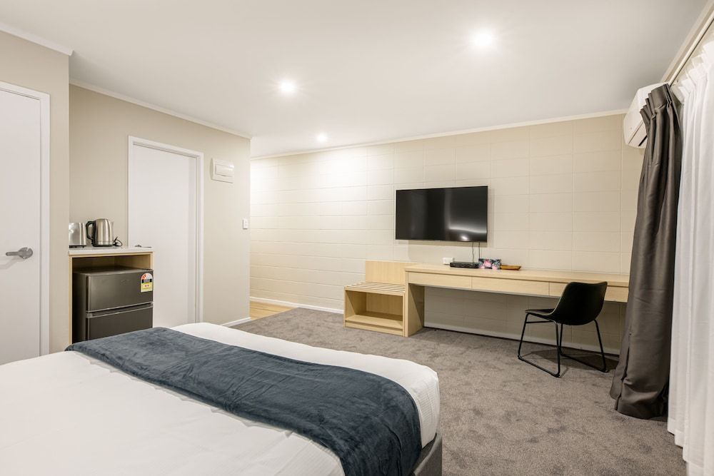 Takapuna International Motor Lodge Queen Studio with Kitchenette 2