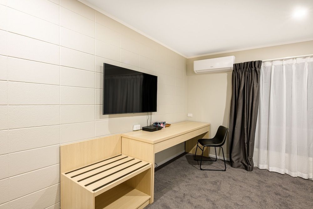 Takapuna International Motor Lodge Queen Studio with Kitchenette 6