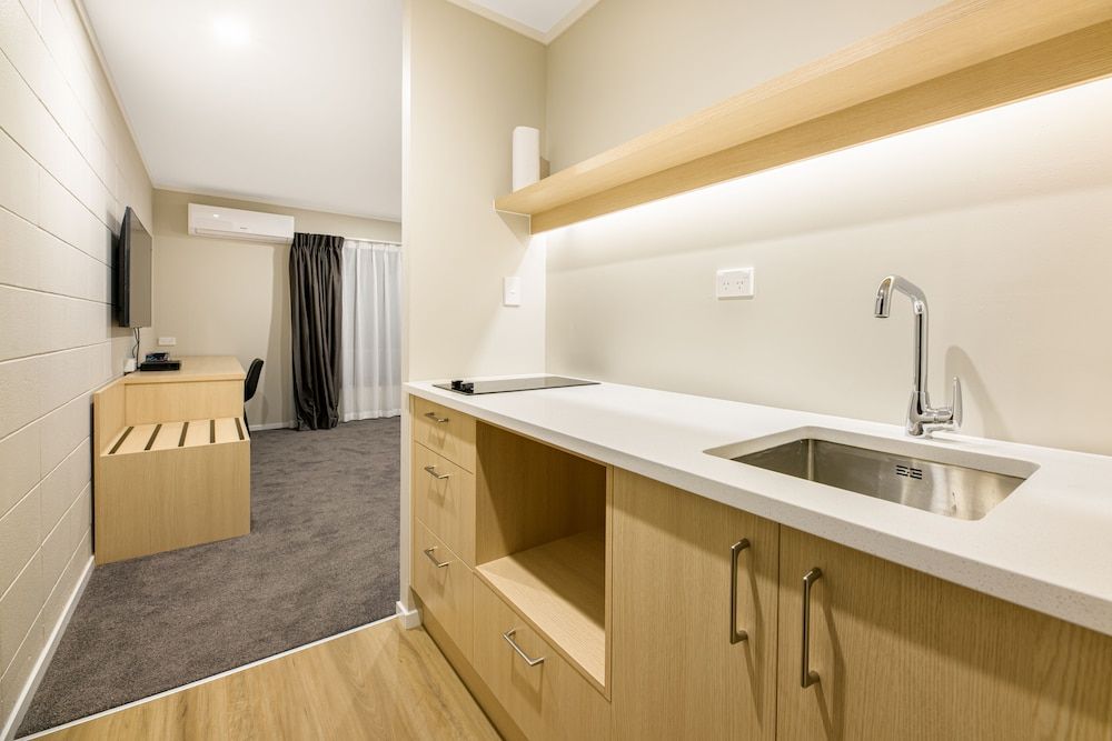 Takapuna International Motor Lodge Queen Studio with Kitchenette 4