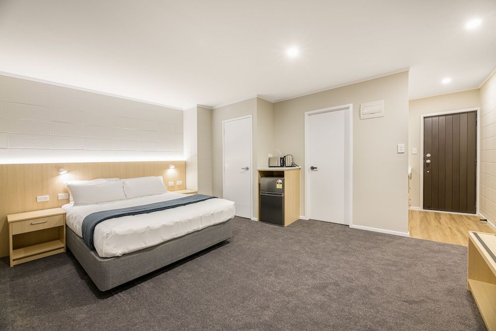 Takapuna International Motor Lodge Queen Studio with Kitchenette 3
