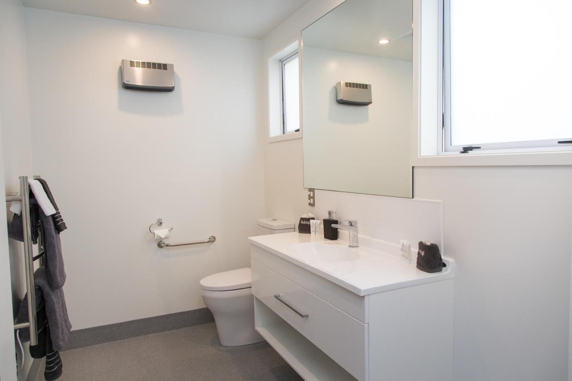 One-Bedroom Apartment with King Bed (2 Adults)