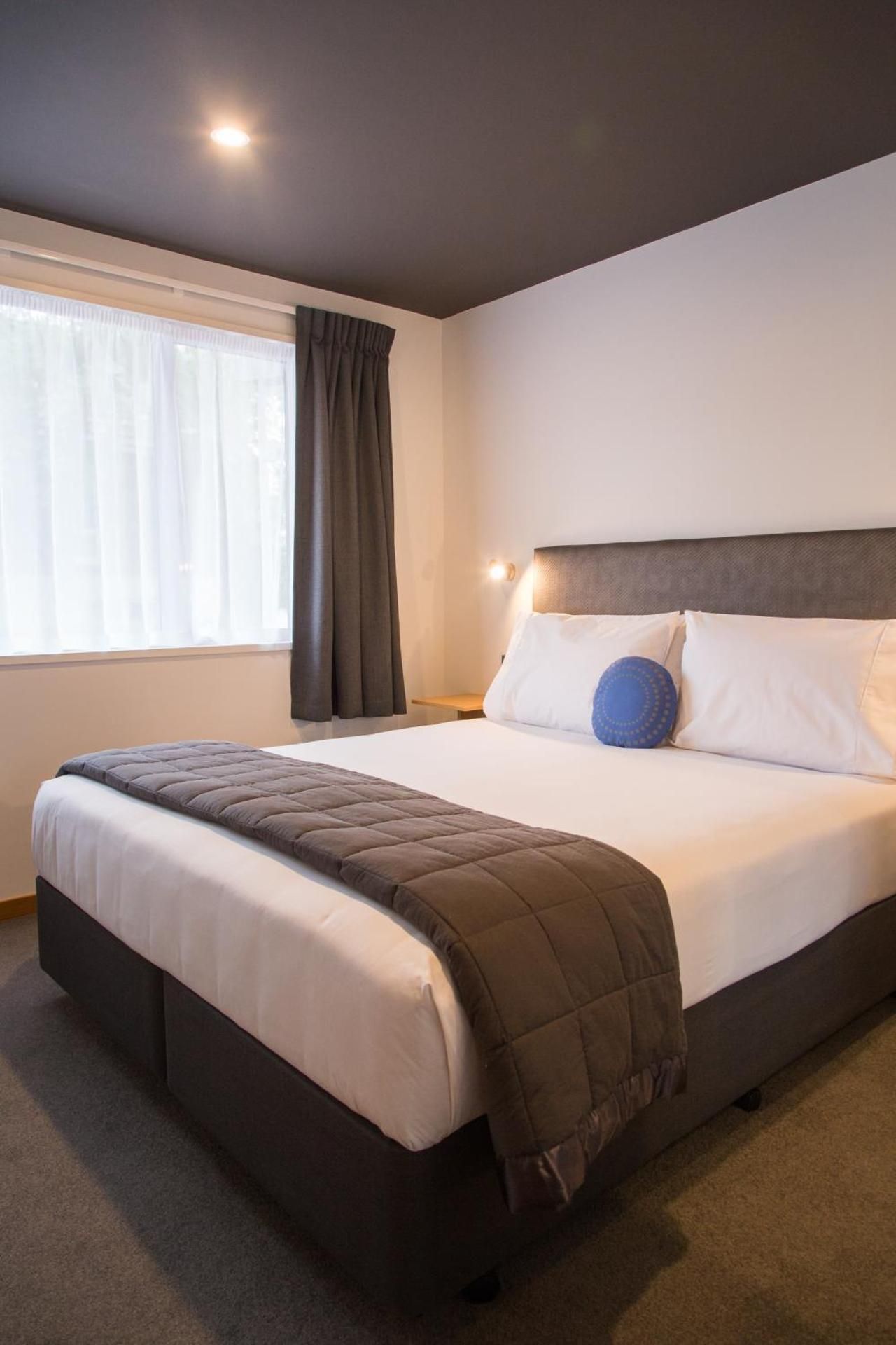 One-Bedroom Apartment with King Bed (2 Adults)