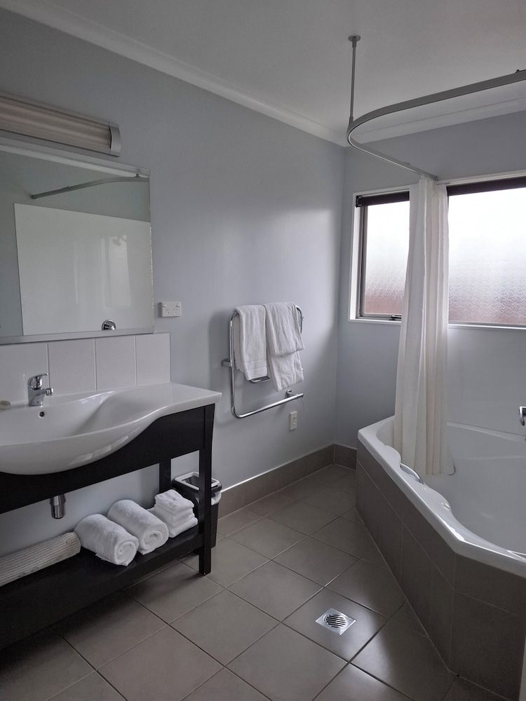 Aveda Motor Lodge Executive Suite, 2 Bedrooms, Non Smoking, Kitchenette (Spa Apartment) 3