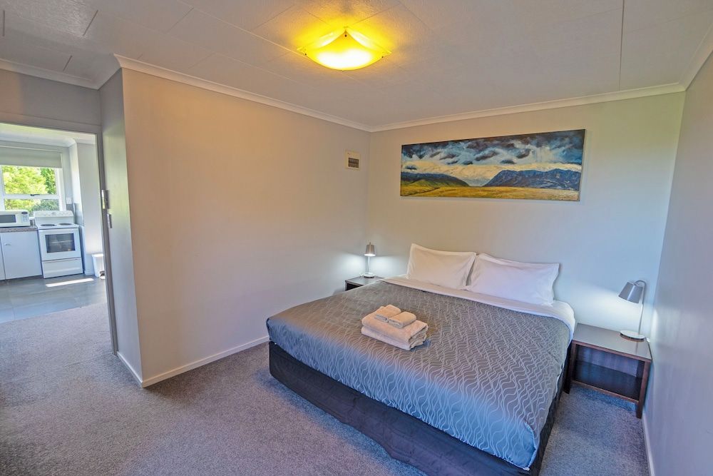 Comfort Suite, 1 King Bed, Mountain View