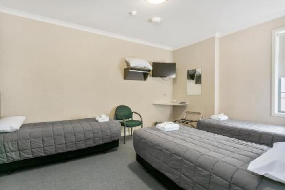 Standard Studio, Non Smoking, Shared Bathroom (3 Single Beds)