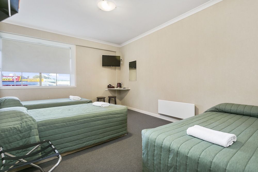Standard Studio, Non Smoking, Shared Bathroom (3 Single Beds)