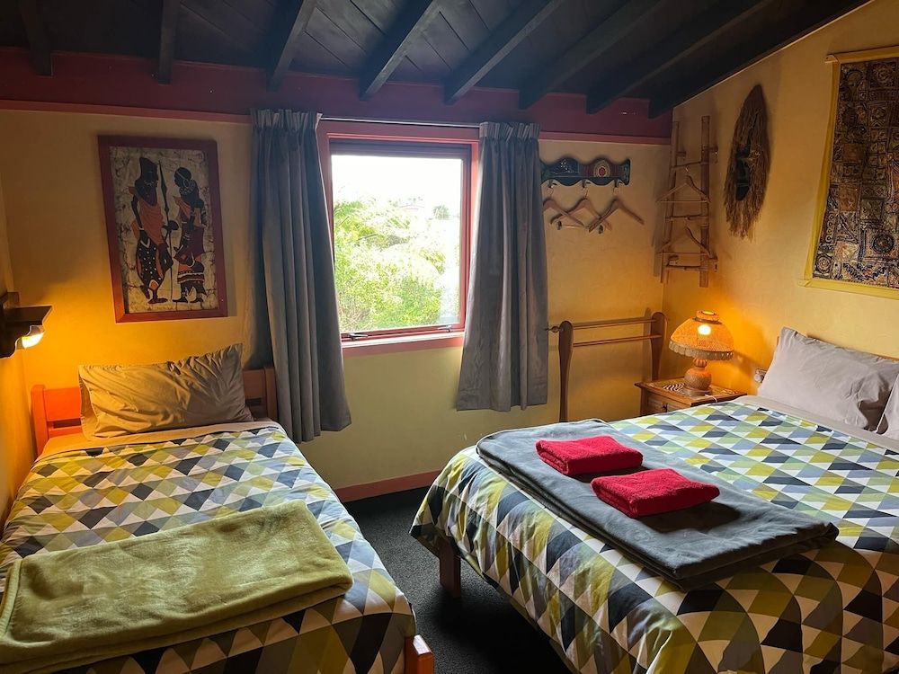 Global Village Backpackers Triple Room (1x Double & 1x Single) 2