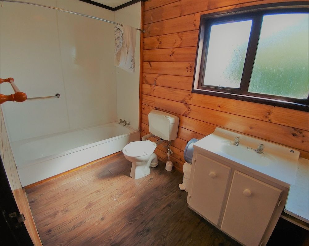 Pineacres Motel and Park Deluxe Family Room 4