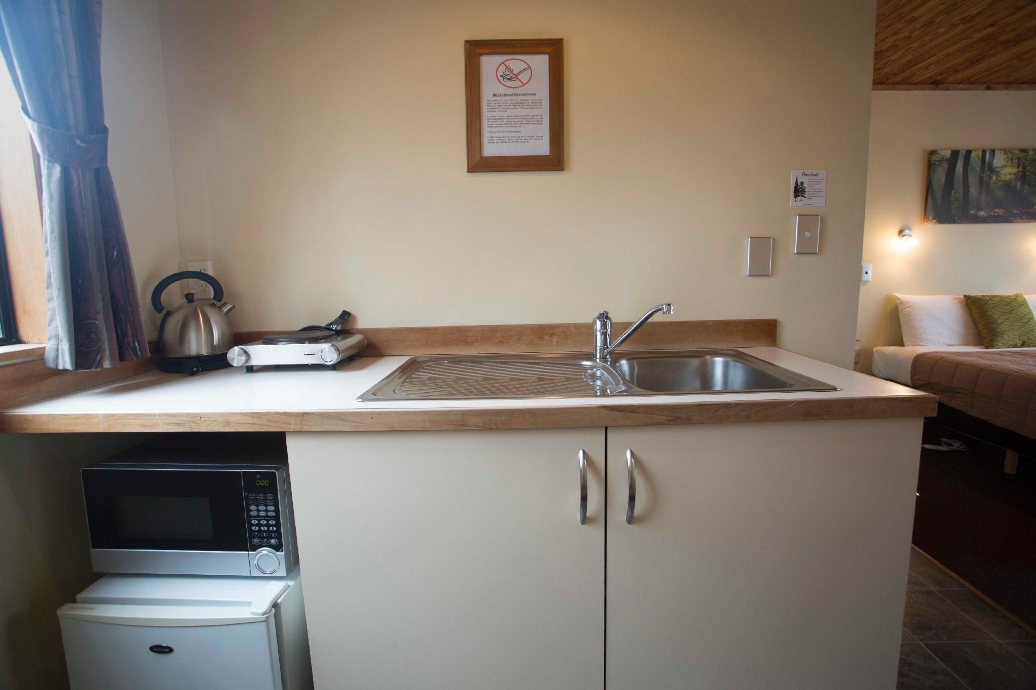 Pinewood Motels Studio Unit No. 6 (Twin) 3